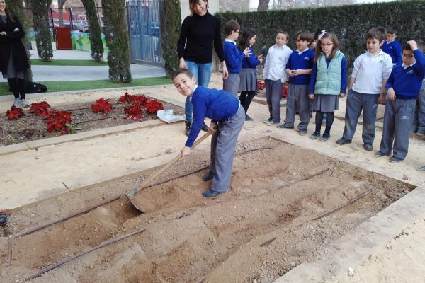 NUESTRO HUERTO ESCOLAR SE PONE EN MARCHA